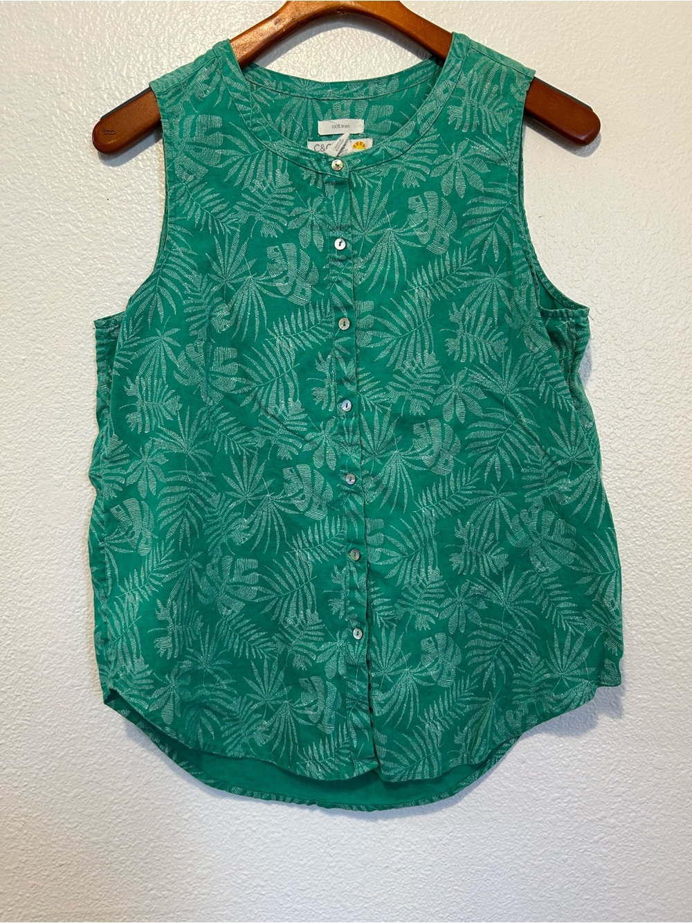 C&C California Green Tropical Leaf-Print Sleeveless Button-Down Top